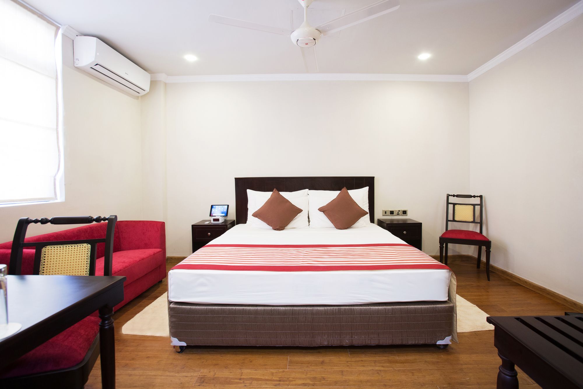Earl'S Red Colombo Hotell Exteriör bild