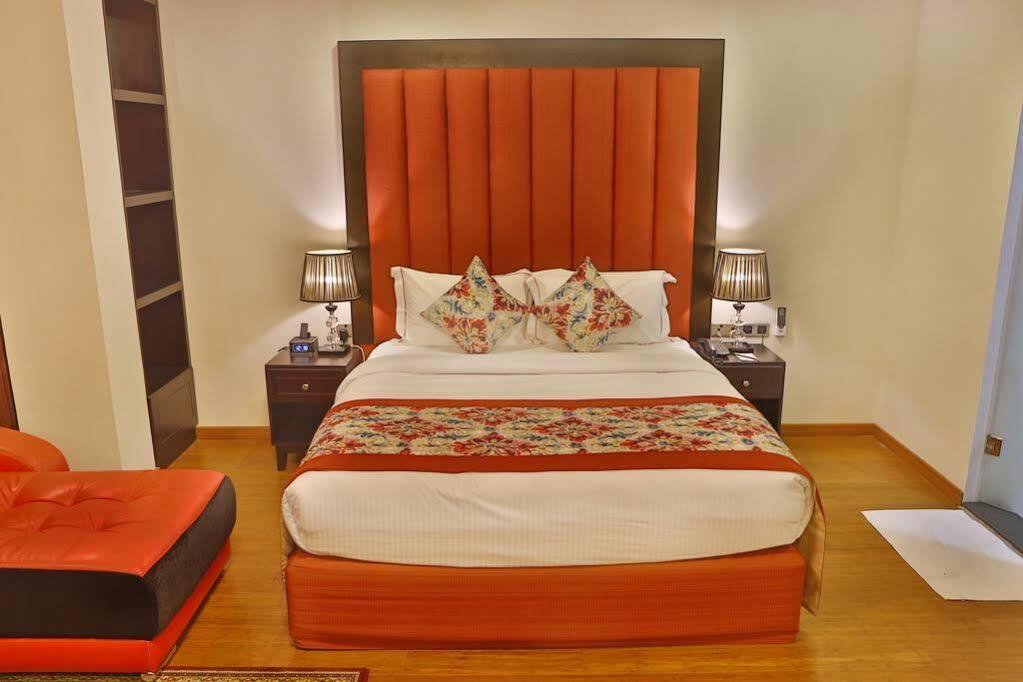 Earl'S Red Colombo Hotell Exteriör bild